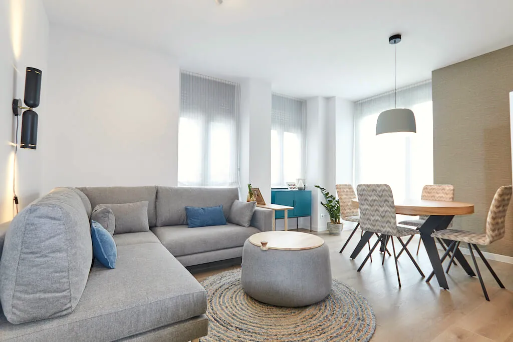 Salón de la vivienda Villa Jimena en tonos azulados y naturales