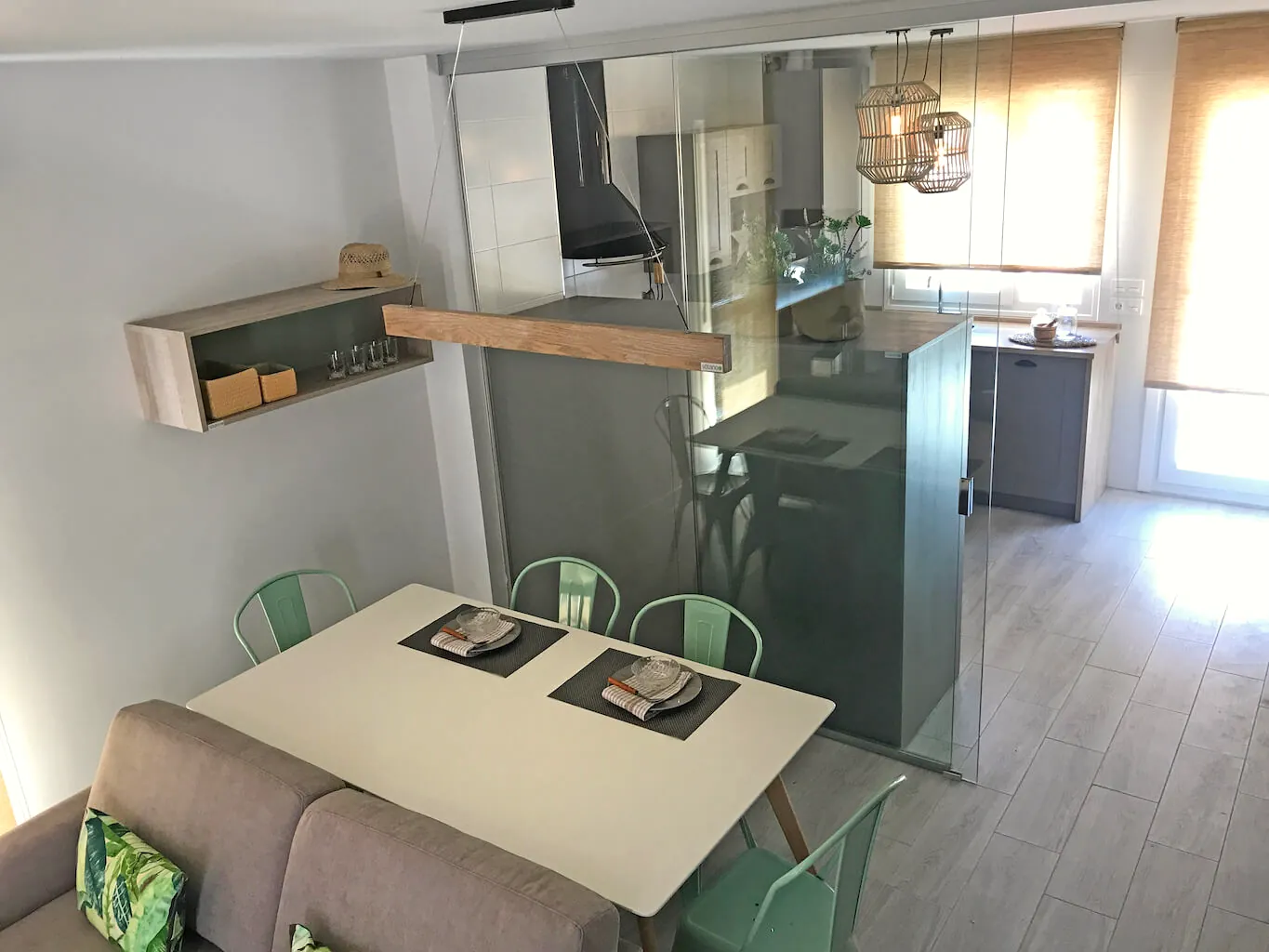Comedor y cocina del chalet en Villimar, estilo fresco y natural