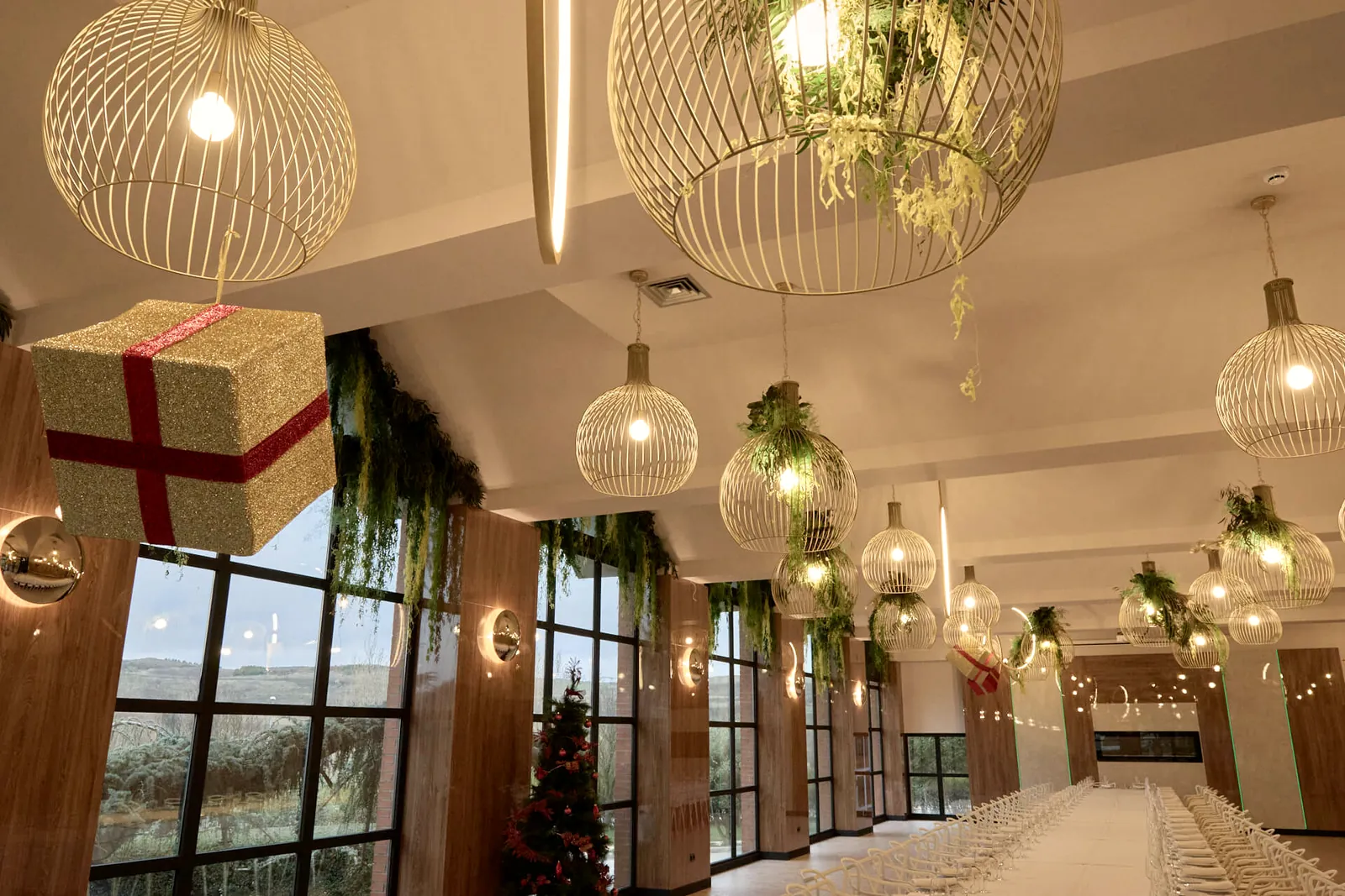 Sala Arlanzón con lámparas de jaula y vistas al jardín