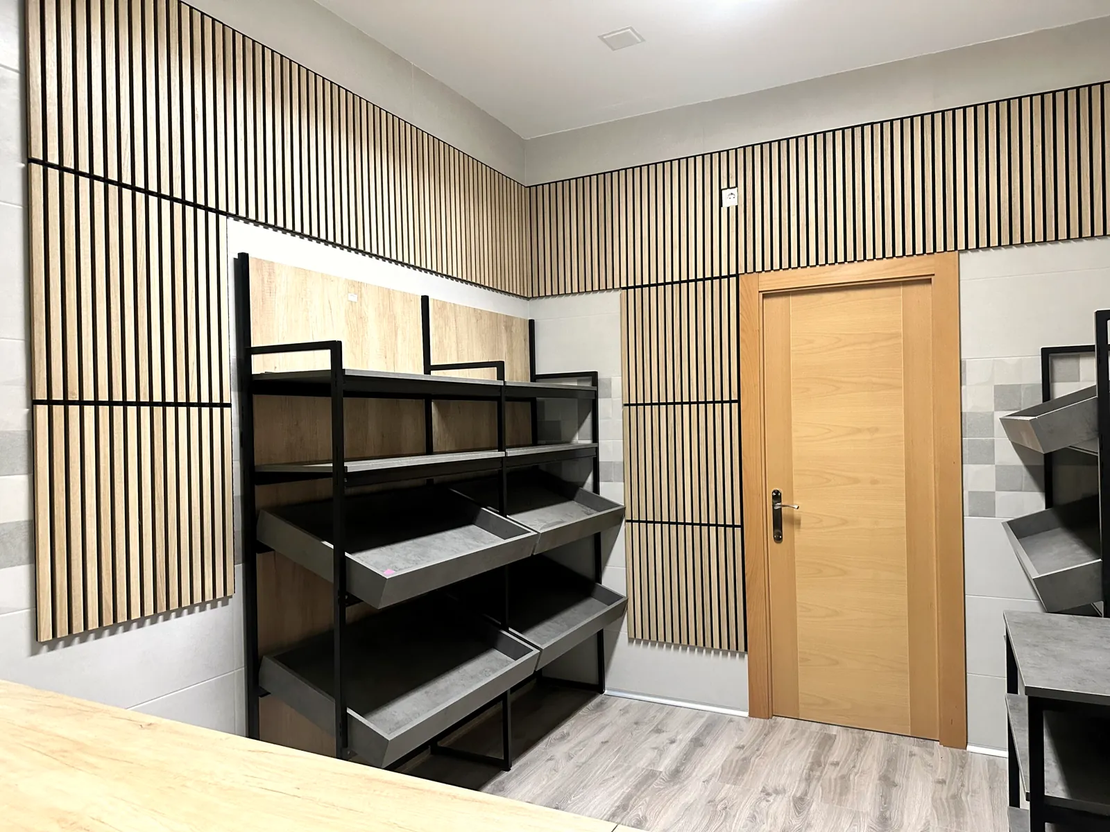 Tienda con mobiliario a medida y paneles acústicos de madera