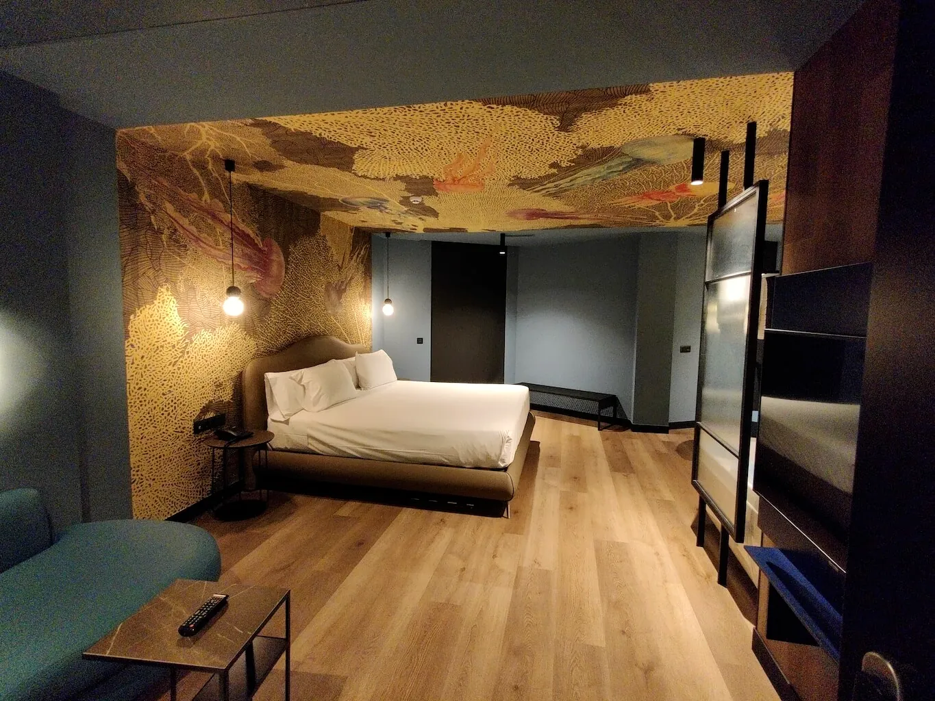 Suite Poseidón con papel pintado inspirado en el océano