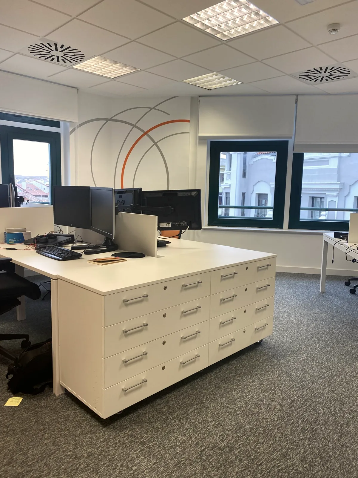 Oficina con puestos de trabajo múltiples y ergonómicos