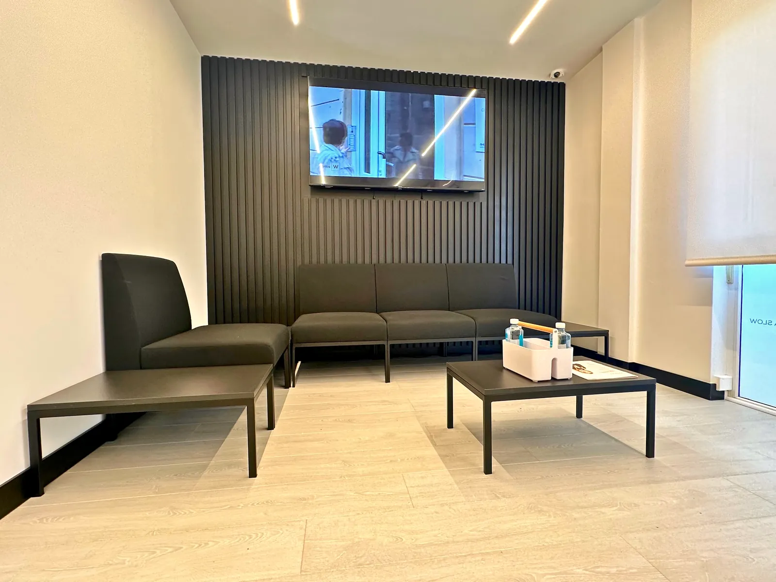 Sala de espera de clínica dental en Burgos