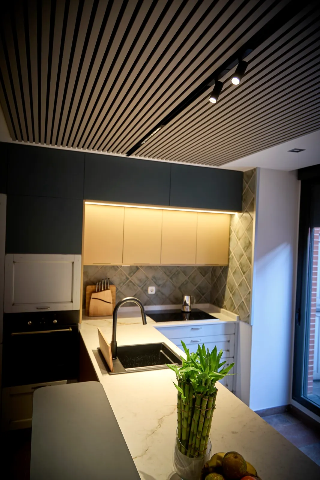 Cocina reformada con península en vivienda unifamiliar