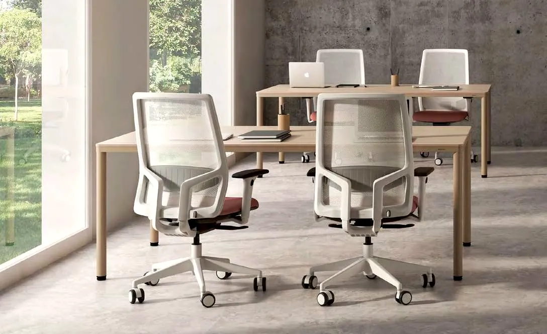 Silla de oficina ergonómica en un puesto de trabajo