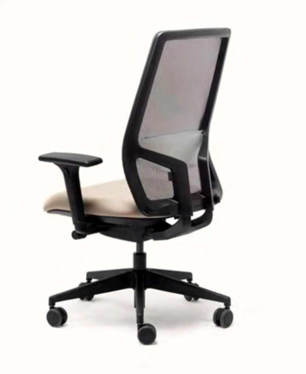 Silla de oficina ergonómica UPAH de delaoliva: respaldo de malla técnica y tensor lumbar flexible que cumple el RD 488/97